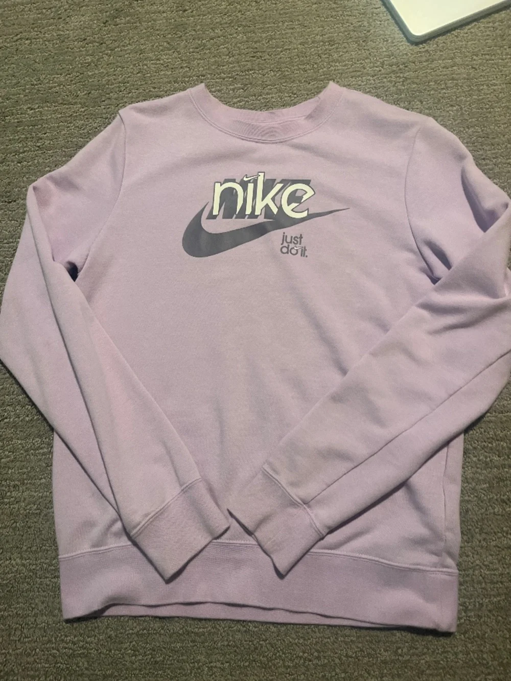 Nike women’s Crewneck xs lavender